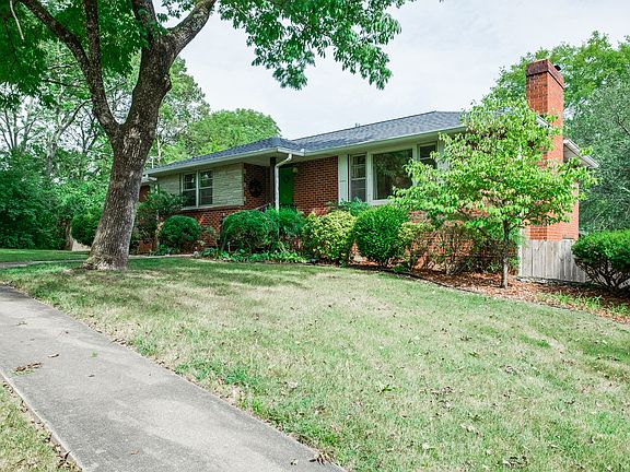 2nd image of 905 Chadwell Dr