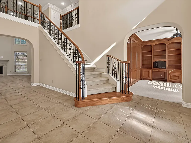 2210 Bywater Dr — Photo 2
