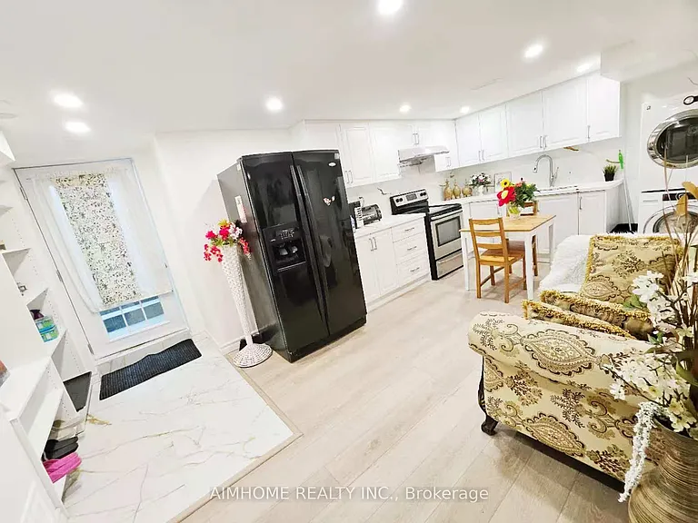 28 Castle Harbour Ln W #BASEMENT — Photo 4