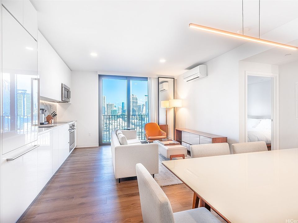 1st image of 987 Queen St #1303