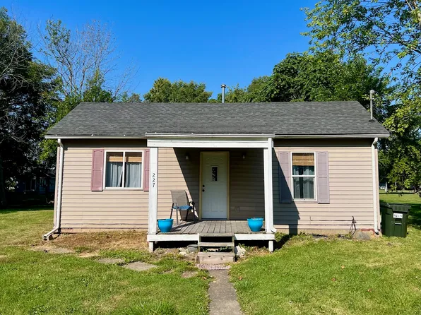 227 S Hazel St, Oakland, IL 61943