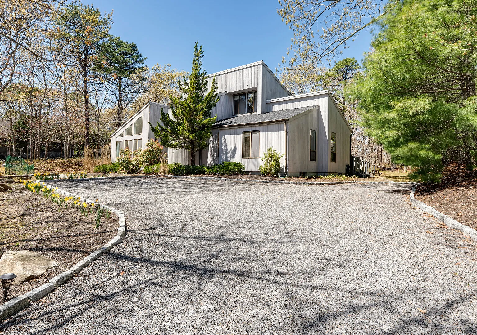Charming East Hampton Home, private yard with fenced in pool — Photo 1