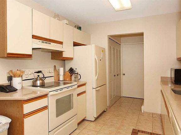 4th image of 94 Strathmore Court Dr