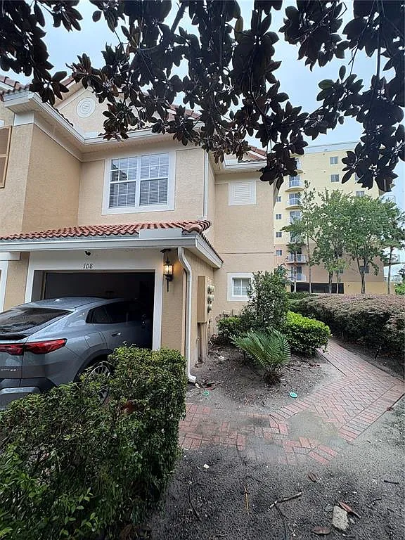 3 bed, 2.5 bath, 1665 sqft, $2,200 — Photo 2
