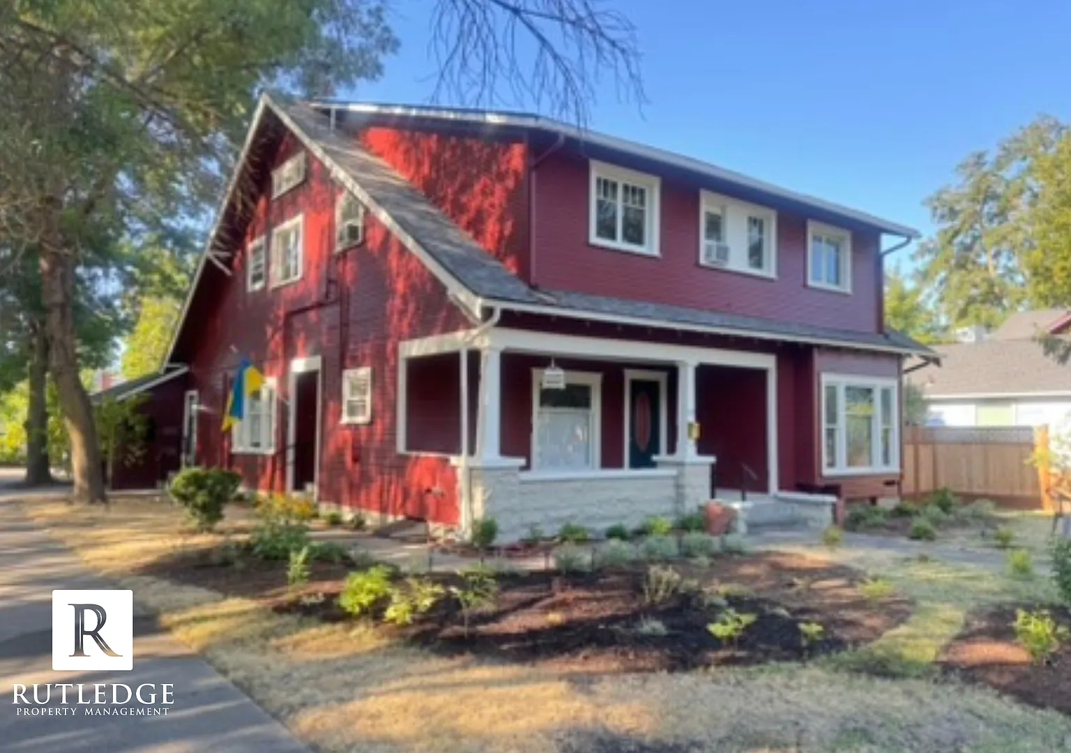 East Medford Victorian Upstairs Apartment (Move In Special!) — Photo 2