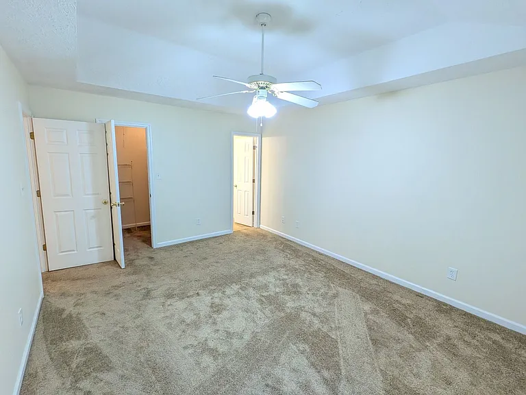 526 Edgecliff Ln — Photo 9