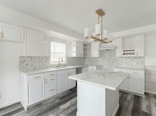 513 Henry St, Elyria, OH 44035