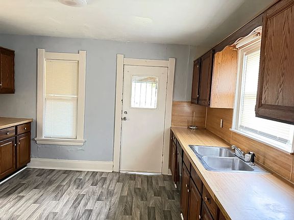 4th image of 326 Ash St
