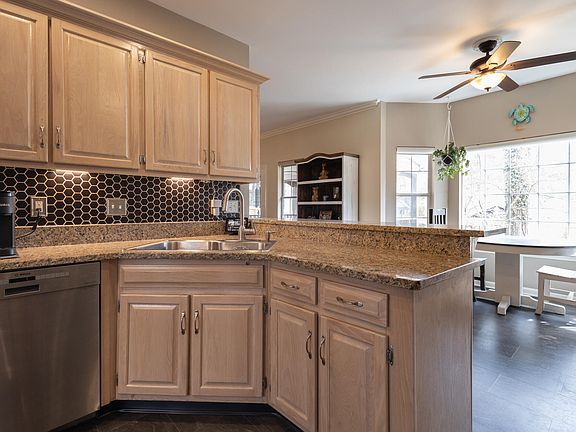 5th image of 2106 College Park Ln