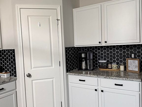 4th image of 2247 Hunter Ln
