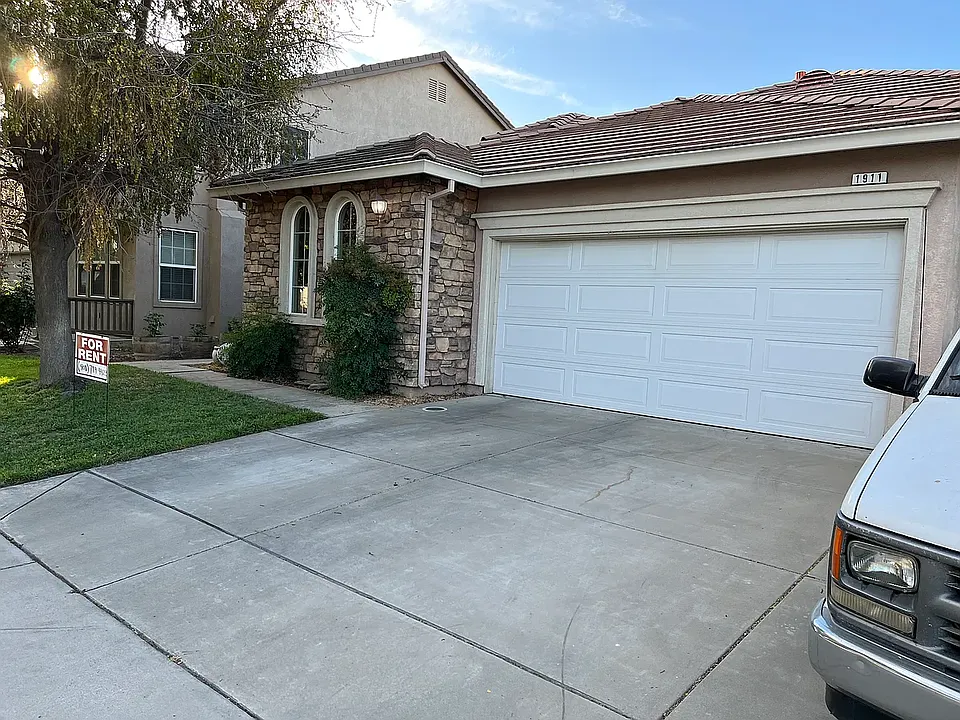 1911 Trail Way