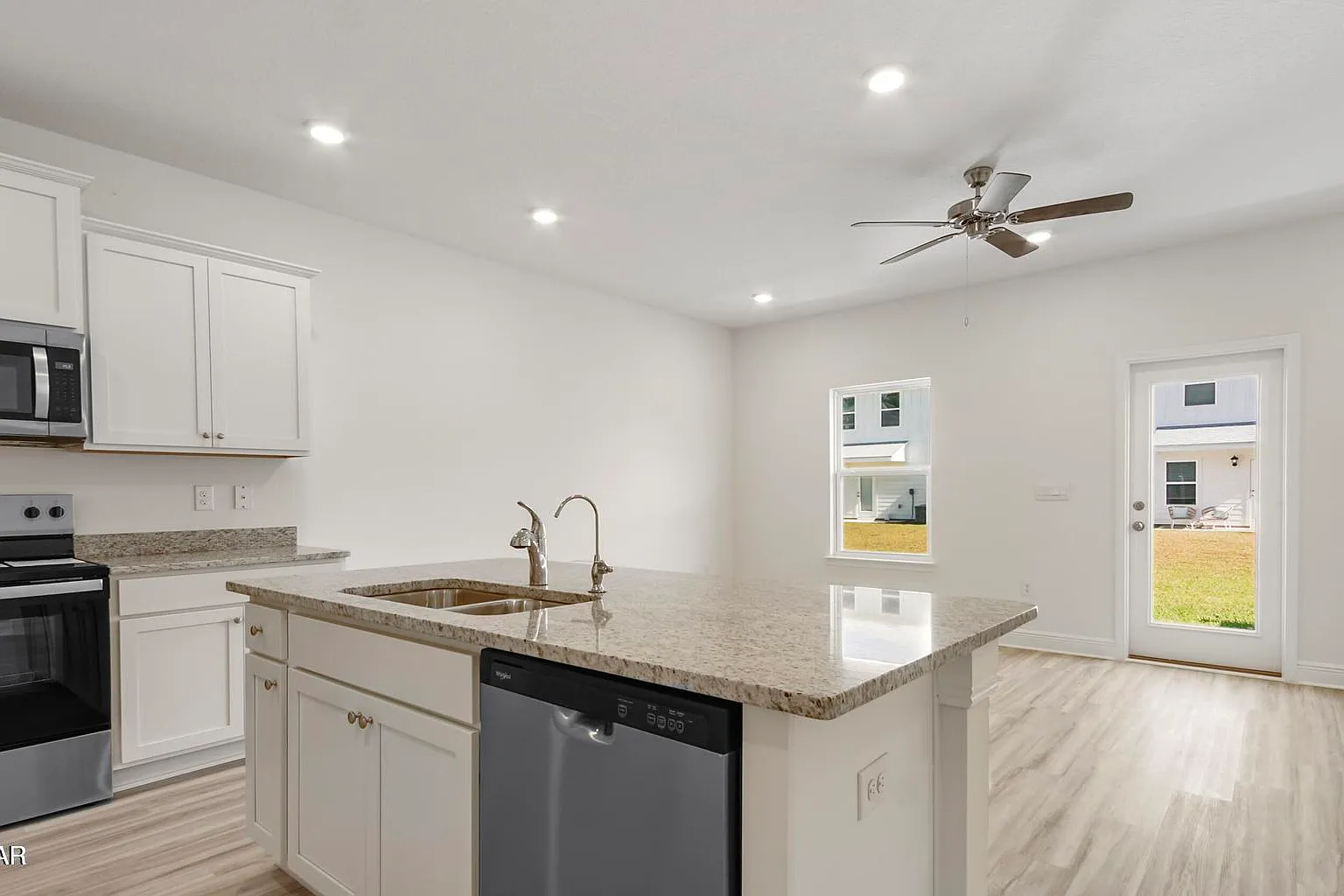 3 bed, 2.5 bath, 1459 sqft, $2,265 — Photo 4