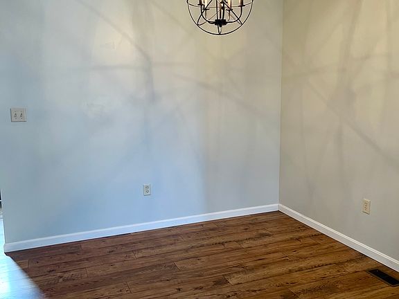 3rd image of 140 Honeysuckle Dr