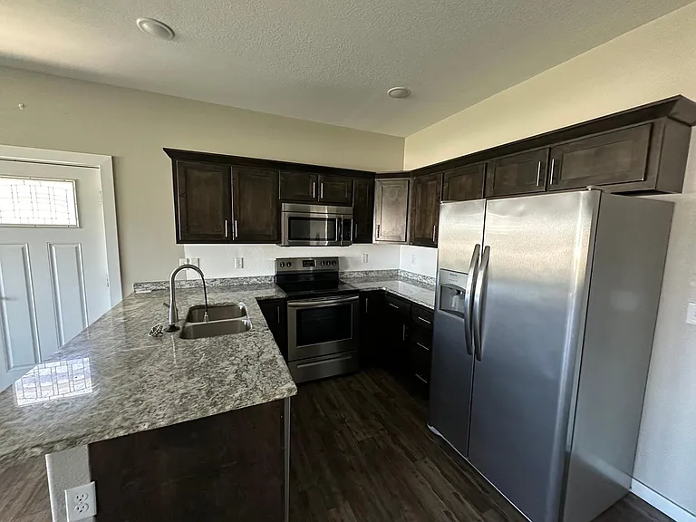 2527 S Adele Ave — Photo 4