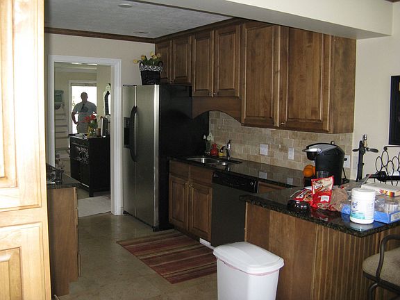 4th image of 1640 E Blaine Ave