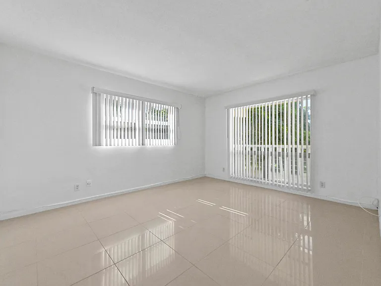 2755 NE 28th Ave #F1 — Photo 11