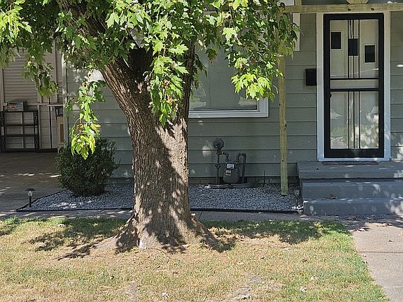 5th image of 210 S Valley St
