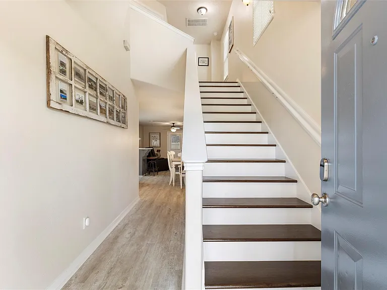 207 Foster St — Photo 3