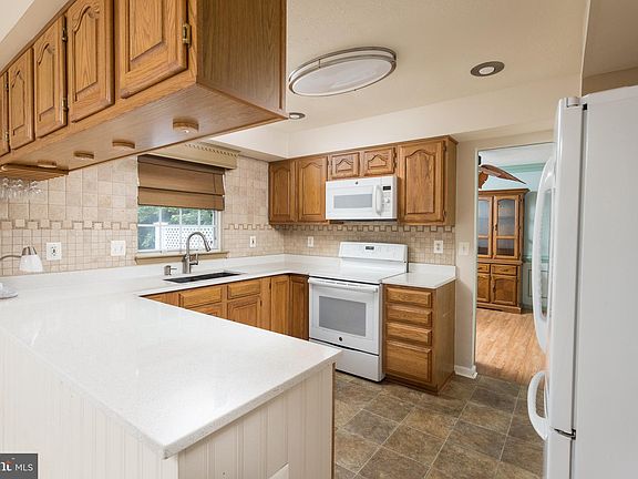 5th image of 354 Ambleside Ct