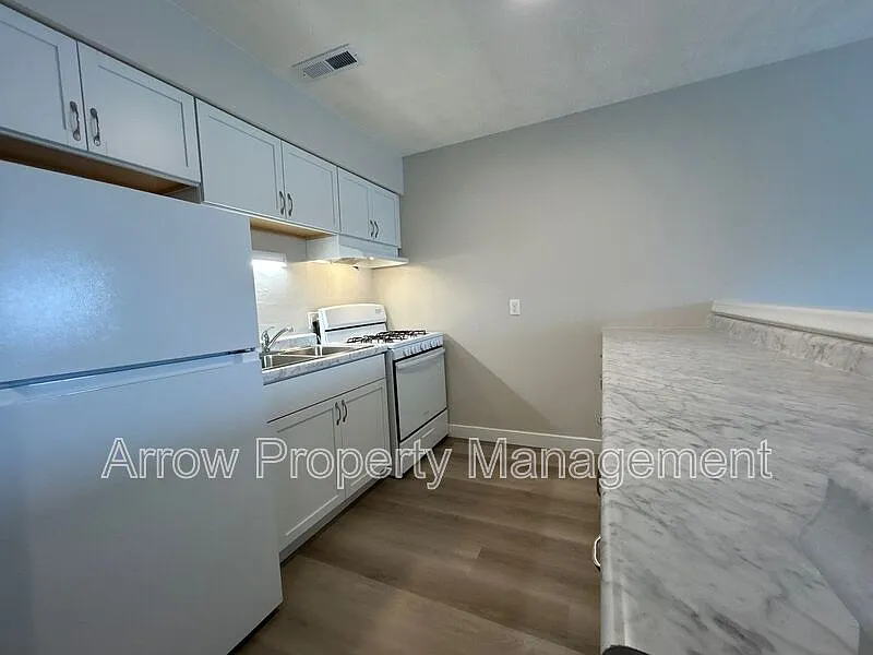 Building Photo - 5703 S 14th St #3