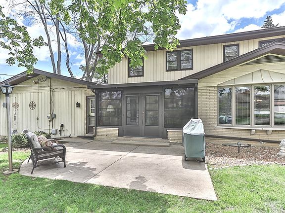 3rd image of 22W170 Hillcrest Ter