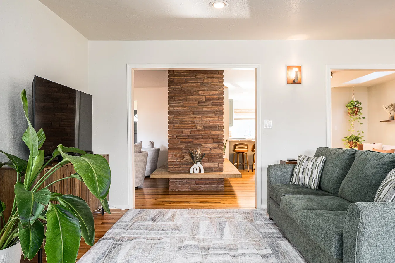 5 bed, 2444 sqft, $4,500 — Photo 4