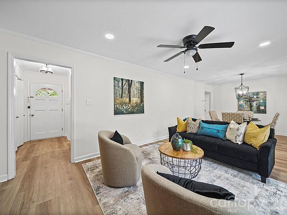3rd image of 525 Julia Ave