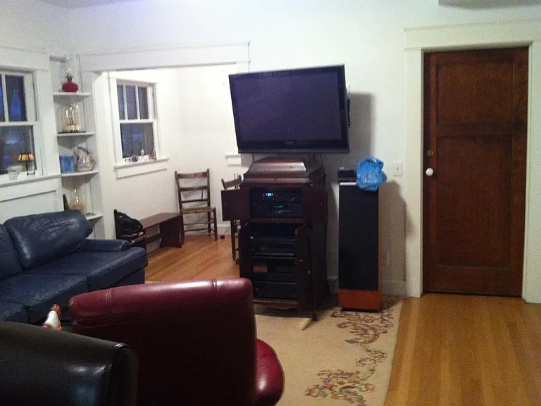 718 E 8th St — Photo 14