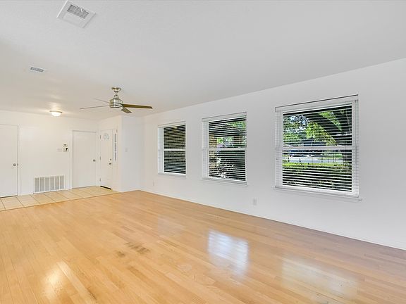 2nd image of 11803 Broad Oaks Dr