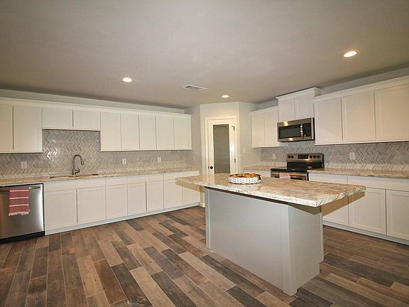 5th image of 118 Woodshire Ln
