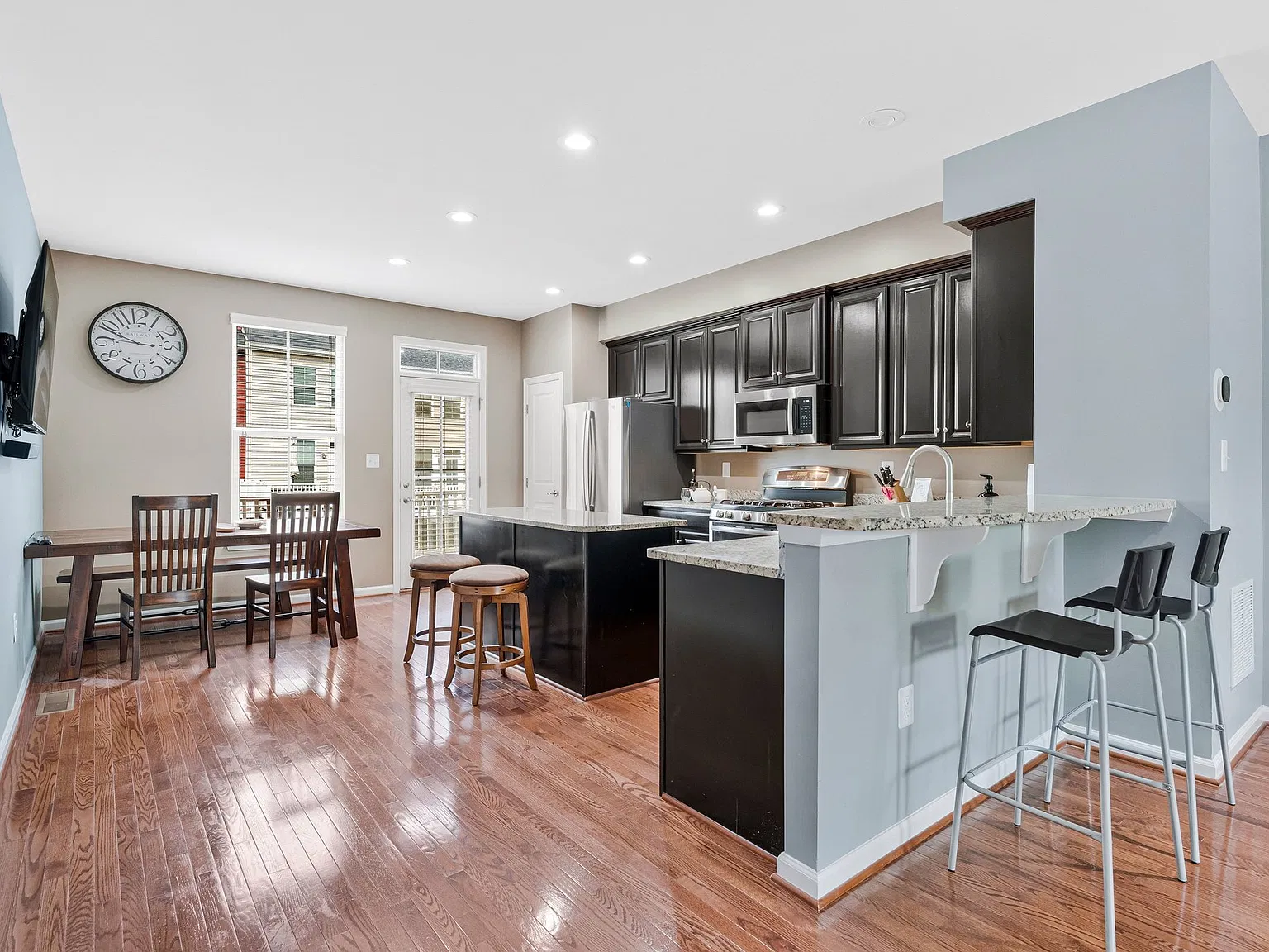 3 bed, 1592 sqft, $3,000 — Photo 2