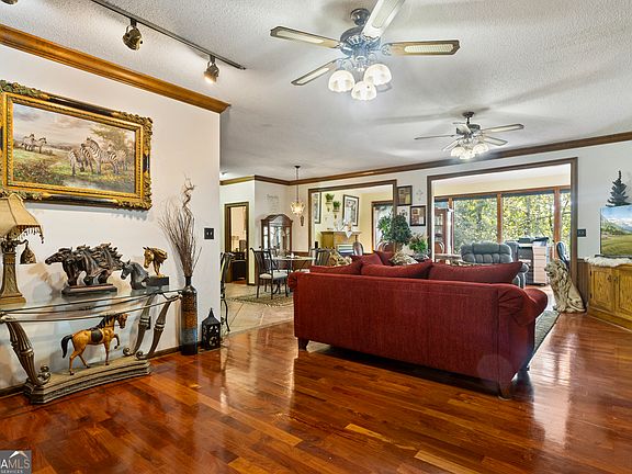 5th image of 422 Ridgewood Cir