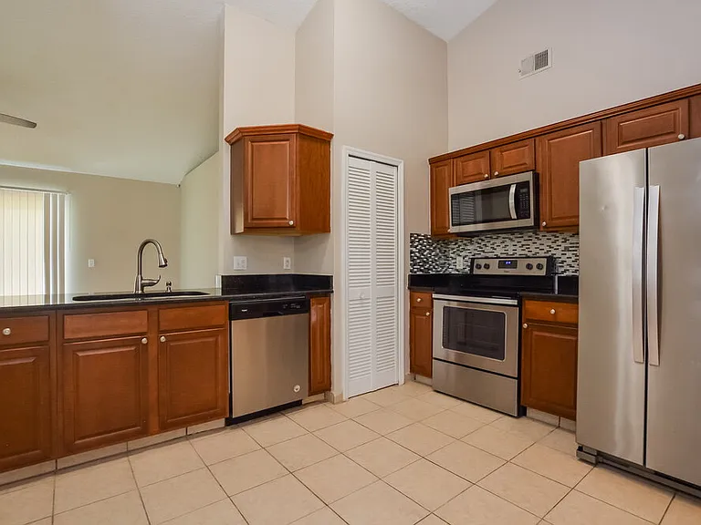 1306 Silverthorn Dr — Photo 7