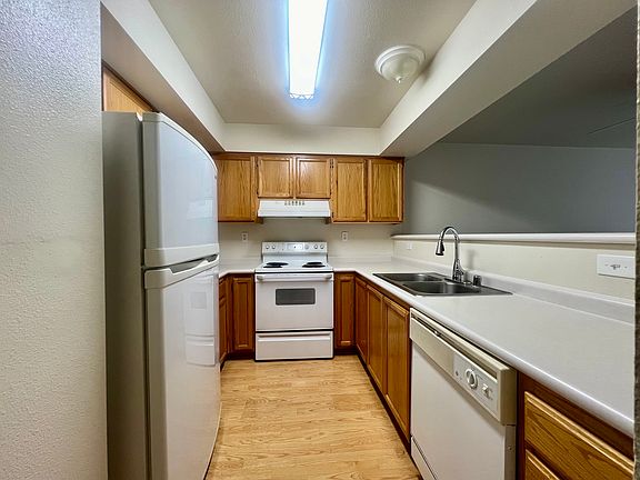 3rd image of 492 Laurel Grove Cir