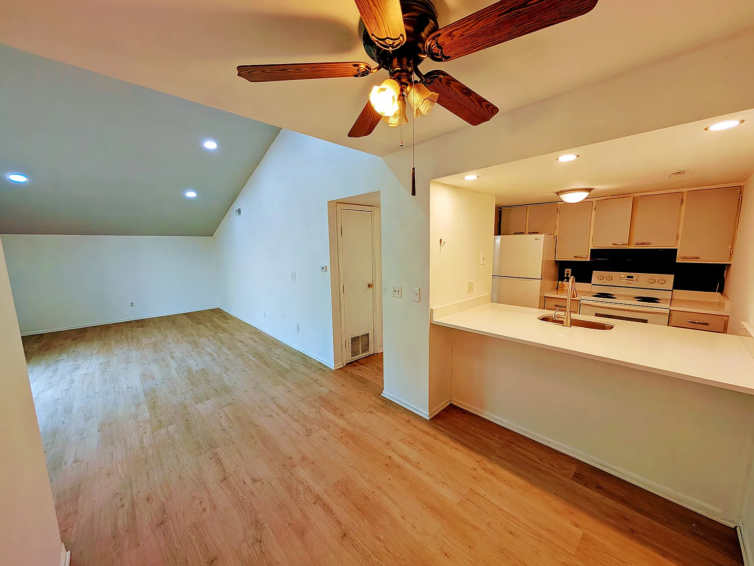 2 bed, 890 sqft, $1,250 — Photo 1