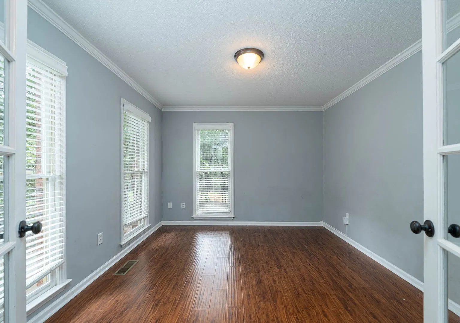 221 Stone Valley Drive! Lots of space!! Great location!! — Photo 2