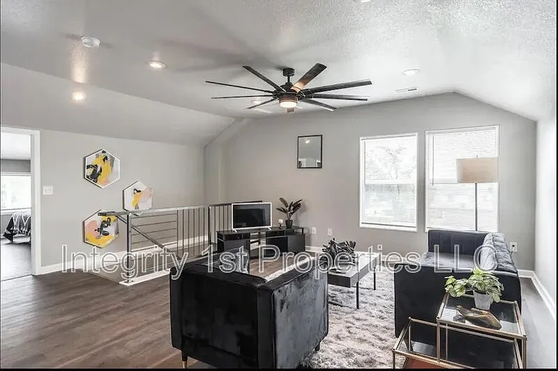 2 bed, 1.0 bath, $1,375 — Photo 4