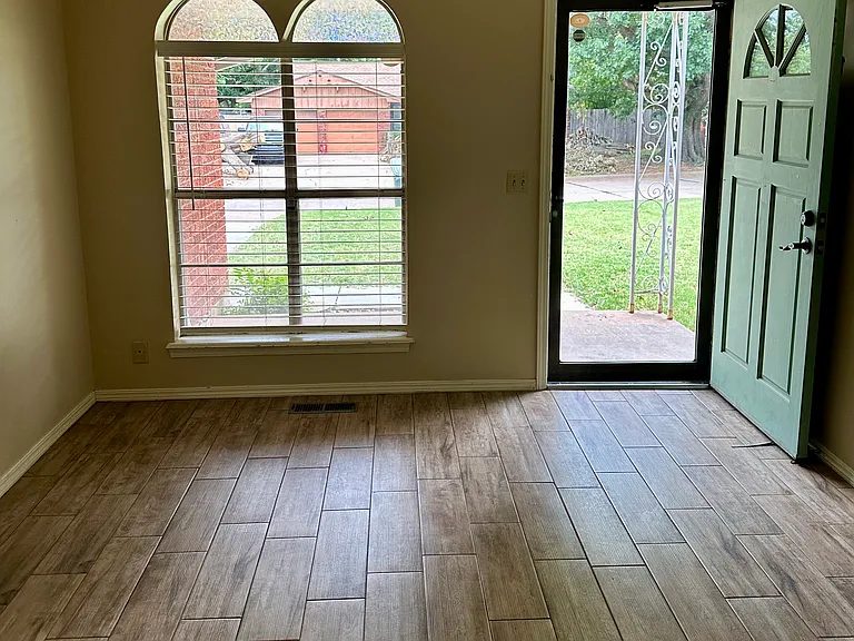 300 Brentwood Dr — Photo 7
