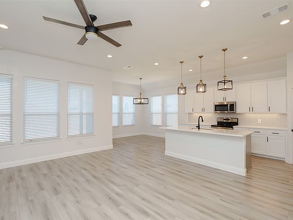 3rd image of 520 Mustang Ln