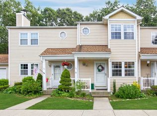 19 Hopkins Cmns, Yaphank, NY 11980