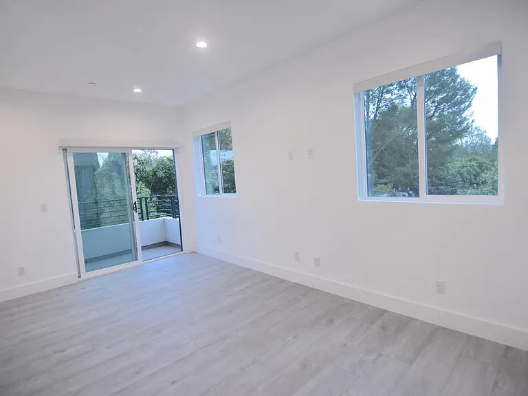 13822 Oxnard St — Photo 11