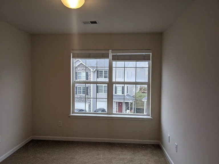 225 Crown Ct — Photo 10
