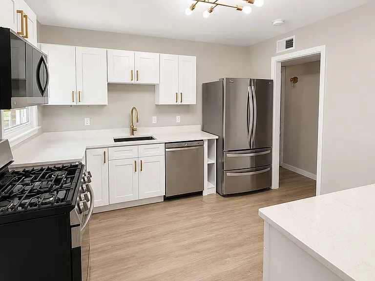 754 Hemlock Dr — Photo 2