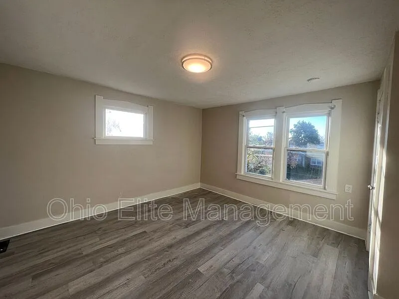 3 bed, 1.0 bath, 1120 sqft, $1,190 — Photo 2