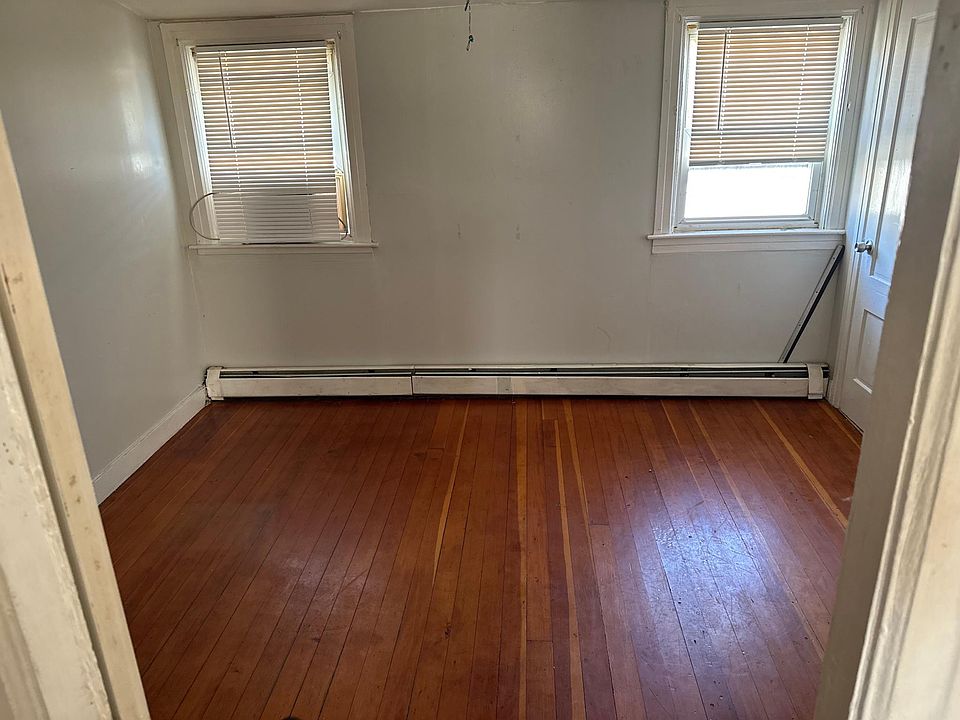 1st image of 3 Osborn St Floor 3