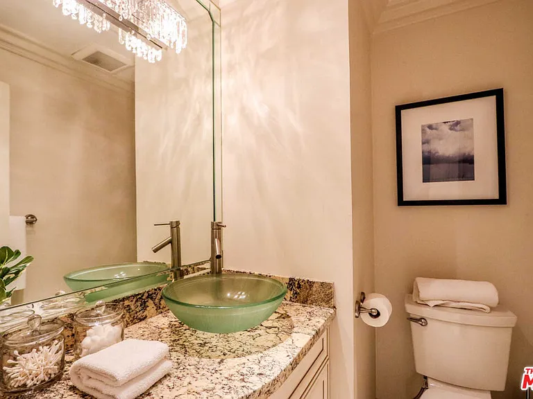 121 S Palm Dr #404A — Photo 15
