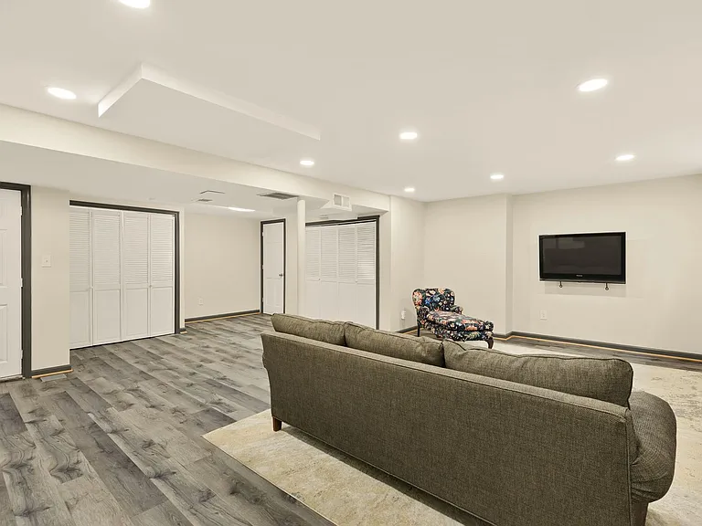7208 Delfield St — Photo 37