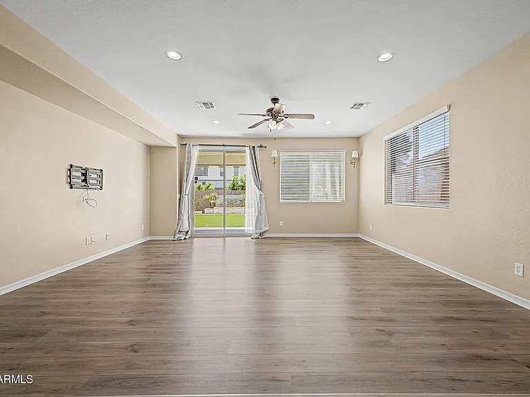 2531 E Eleana Ln — Photo 5