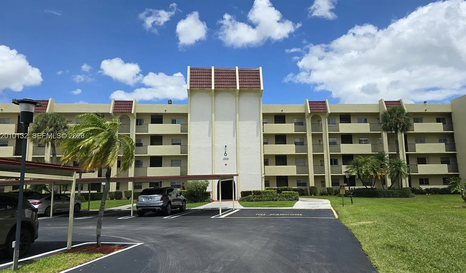 Barwood Condo 01-06 — Photo 2