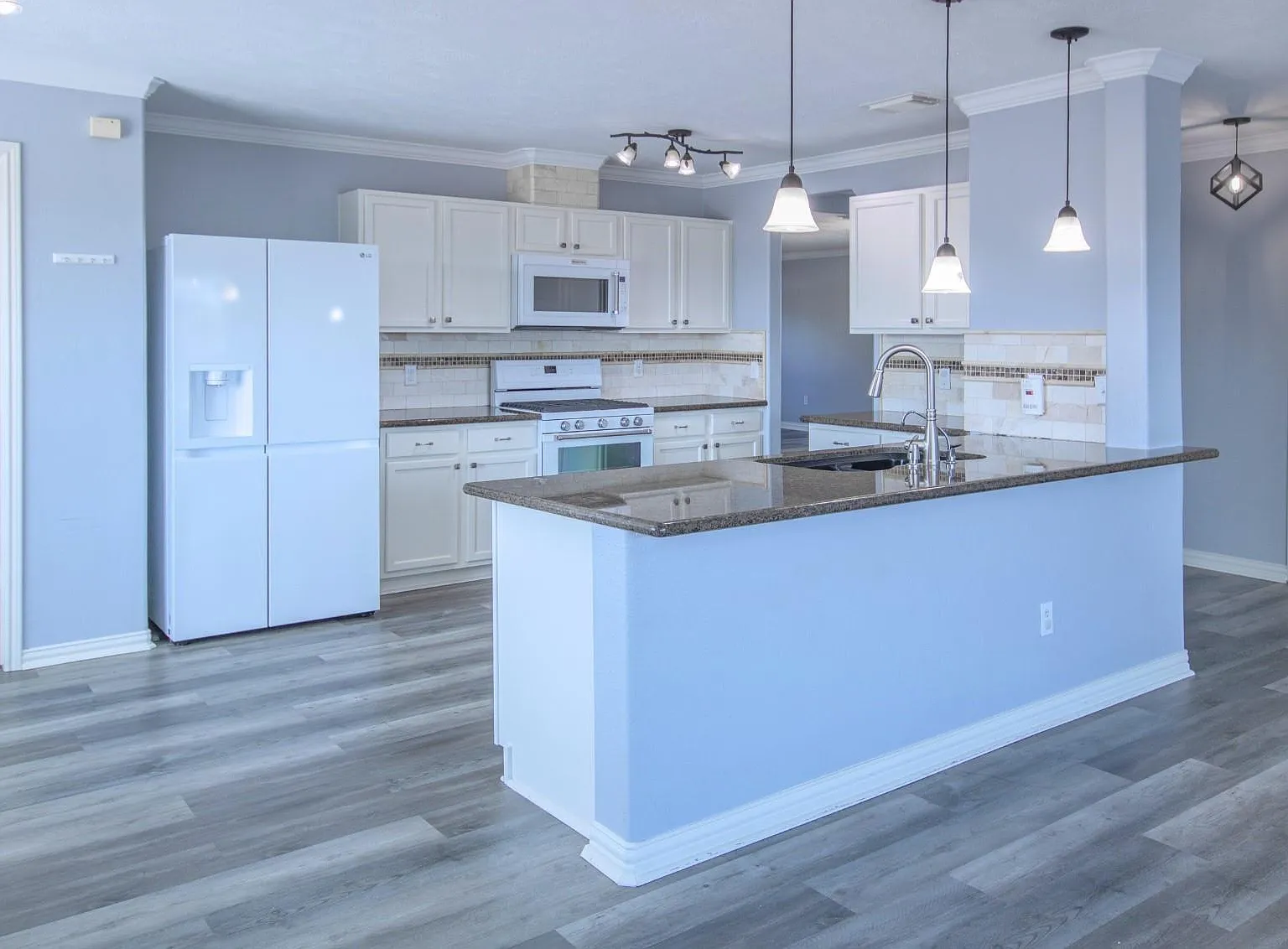3 bed, 2.5 bath, 2682 sqft, $2,200 — Photo 2
